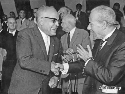 1966 - Eltaher and Bourguiba shaking hands 01